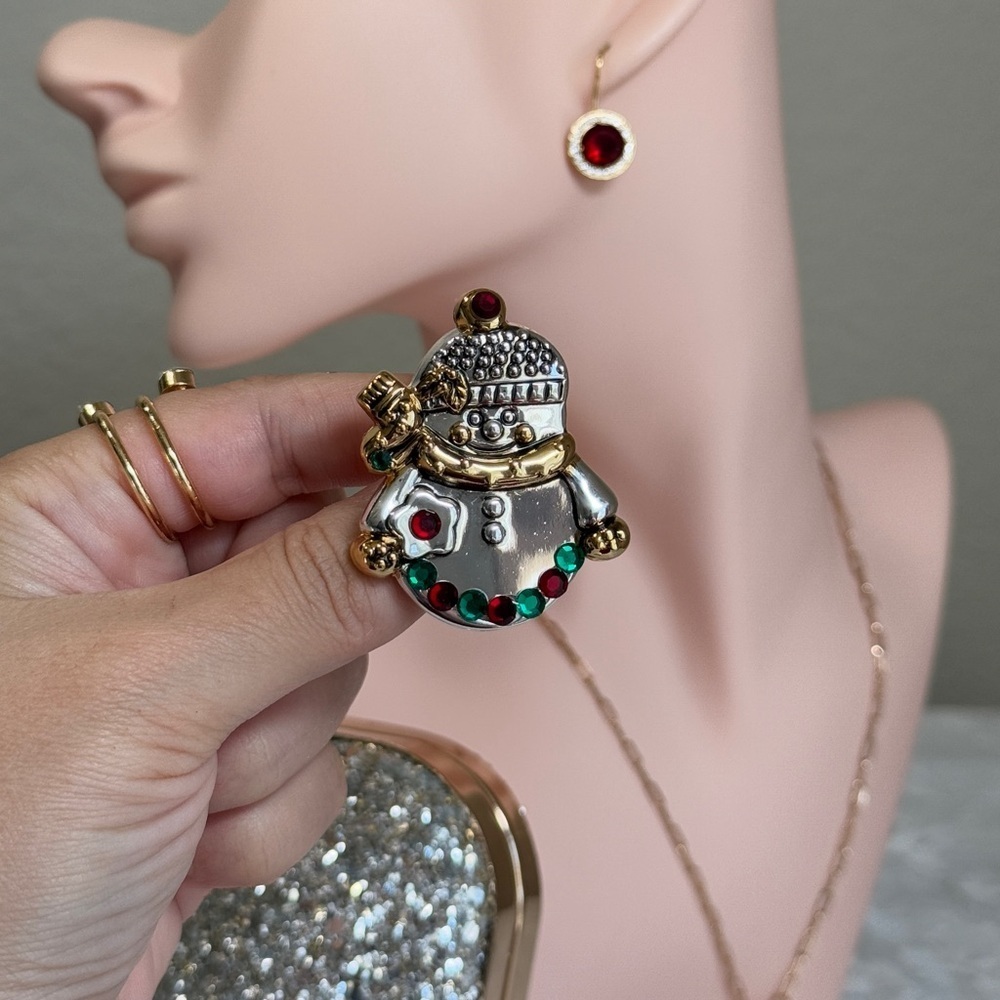 ⚜️❤️‍🔥 Festive Snowman Brooch-Pendant with Gold and Gem Accents 💎 ⛄️ - Picture 8 of 8